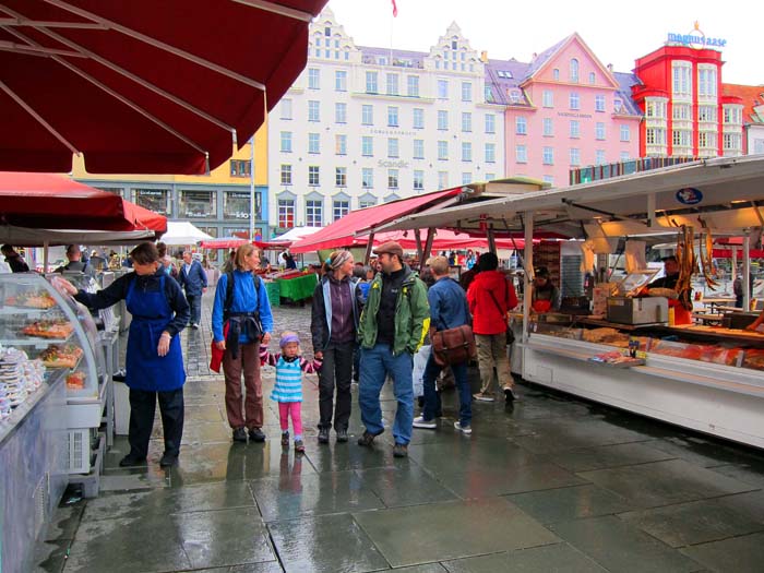 kosmopolitische Atmosphäre mit vielen Nuancen, ob am berühmten Fischmarkt ...