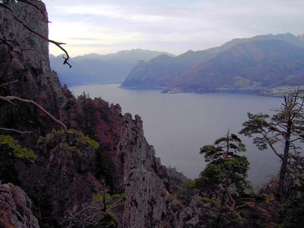 Blick über den Traunsee nach Traunkirchen, auf die Sonnsteine und das Tote Gebirge