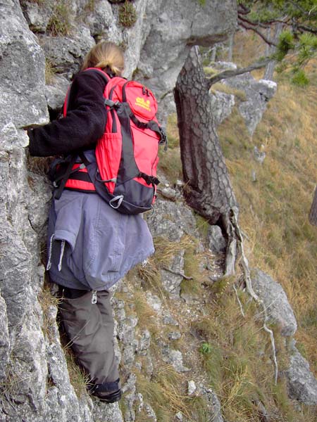 ... einen kleingriffigen, leicht fallenden Quergang, ...