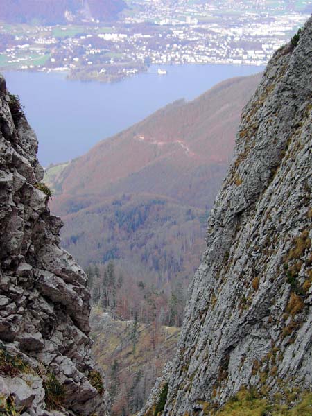 Tiefblick durch die Zirlaschlucht auf den Traunsee mit dem Inselschloss Ort