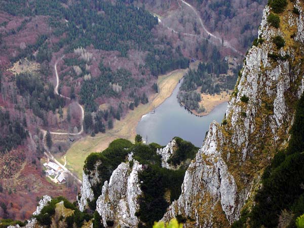 Blick vom Pyramidenkogel, dem höchsten der drei Traunsteingipfel, nach N über das Hochkamp - einen ebenfalls sehr interessanten, unmarkierten Ansteig mit leichter Kletterei - auf den Laudachsee