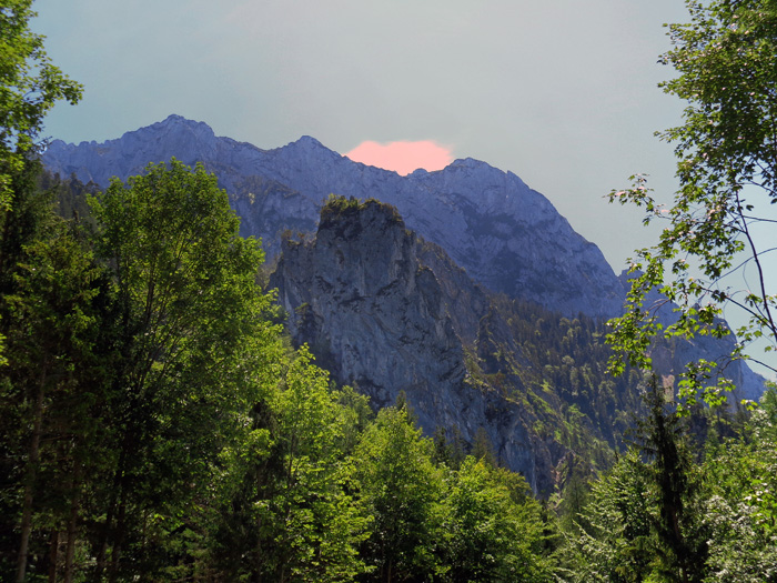 wir starten am Ufer des Sees unter den gewaltigen Westabstürzen des Traunstein; in Bildmitte der Adlerhorst, ein beliebter Klettergarten der Gmundener