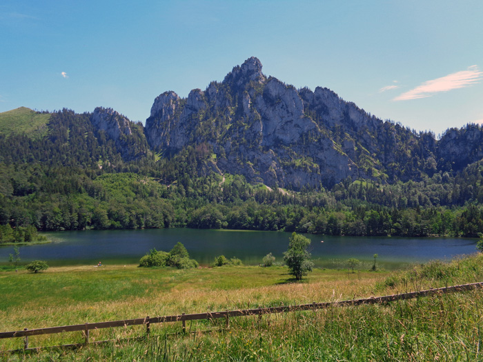 der Laudachsee, überragt vom Katzenstein, ist die Heimat der Nixe Blondchen; leider währt Nixenglück nur ein Jahr