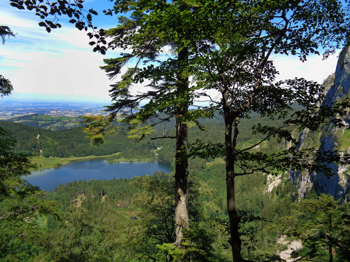 Tiefblick von der Scharte zum Laudachsee und ins Alpenvorland