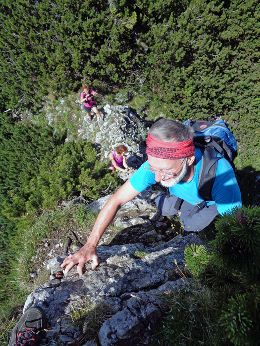 beste Griffe bringen mit wenigen Metern aufs Gipfeldach; zwei jung gebliebene Extremladies hinter uns sind kaum zu bändigen