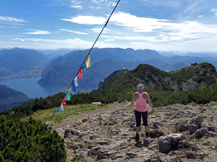 Abstieg zu den beiden Hütten am Traunsteinplateau