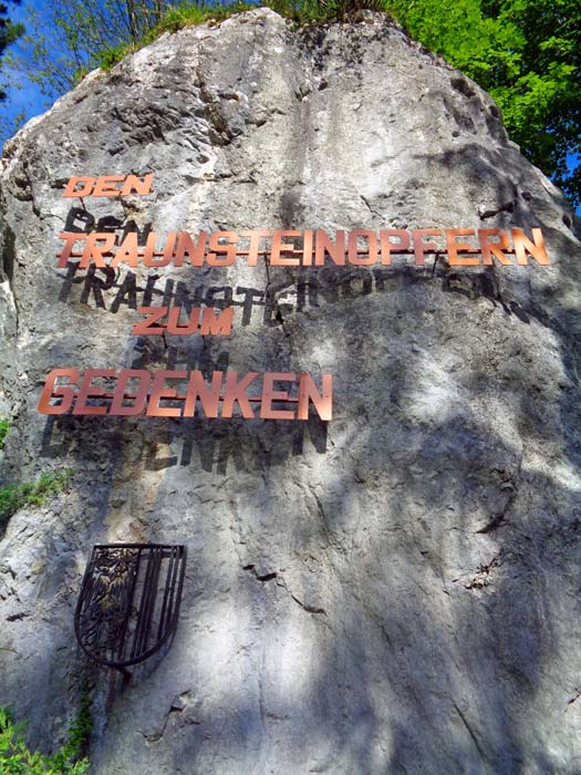 ... zum Gedenkstein, an dem alljährlich zu Beginn der Sommersaison ein Gottesdienst für die Verunglückten am Berg abgehalten wird