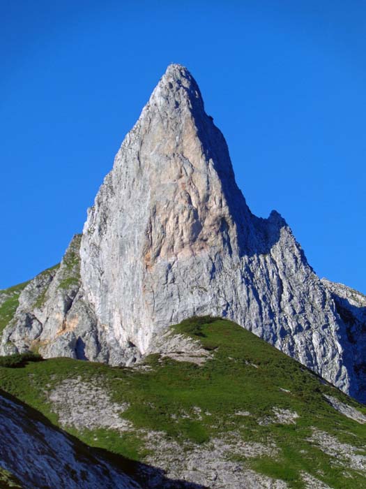 ... führt hinauf zum Wandfuß des Sturzhahn, ...