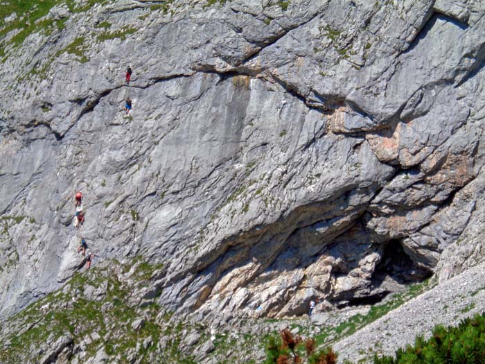 ... zur nicht zu verfehlenden Höhle vor dem Einstieg