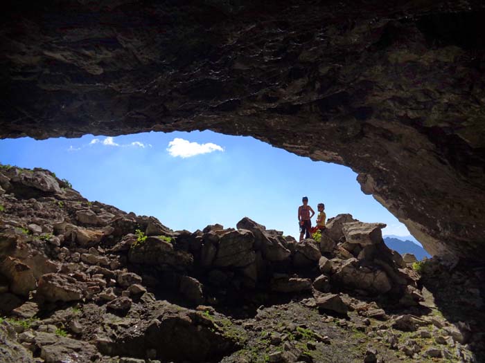 die Höhle ist ein steinschlagsicherer Anseilplatz