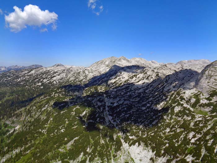 im Norden das Zentralplateau des Toten Gebirges mit der Hochweiß in der Mitte