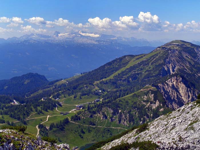 ganz links erkennt man den Parkplatz der Tauplitz-Alpenstraße, rechts Schneiderkogel und Lawinenstein, beide mit Liften erschlossen