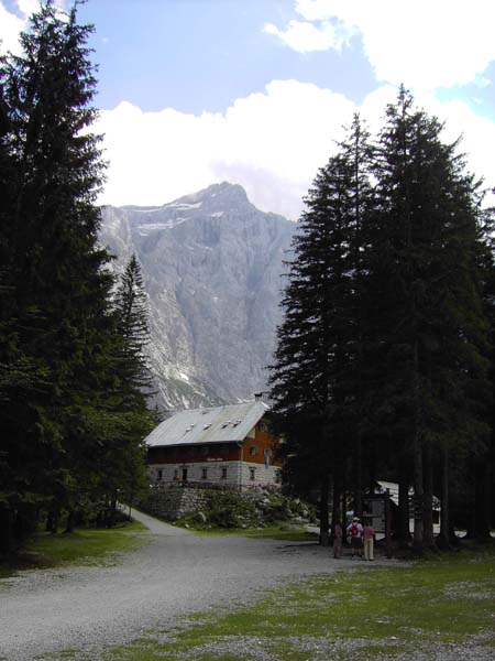 Aljažev dom, unser Ausgangspunkt, gegen Triglav Nordwand