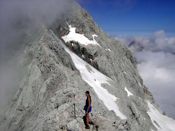 Übergang vom Kl. Triglav auf den Hauptgipfel - die dichten Nebel in der Nordwand (rechts) haben sich noch immer nicht verzogen