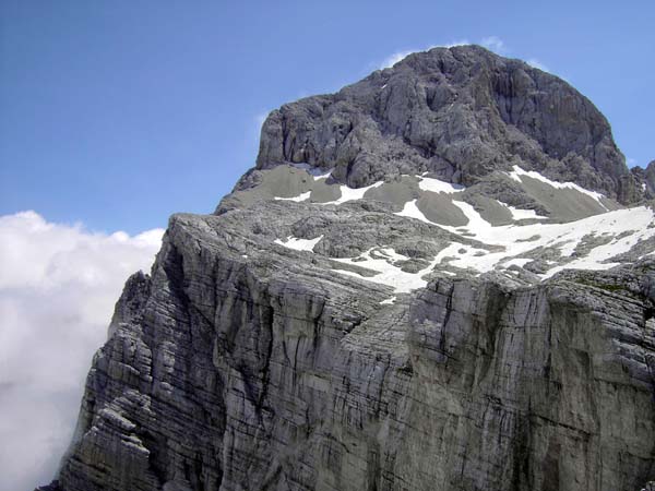 Plemenice gegen SO (Triglav), im Vordergrund rechts die berüchtigte Sphinx, über deren Gesicht der schwierigste Anstieg der Wand führt