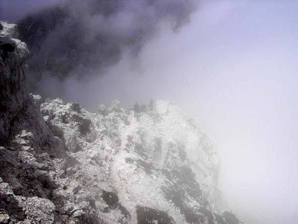 Gratabsatz am Bambergweg, die Nordwandnebel haben uns wieder