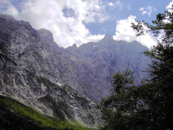 erst kurz vor dem Aljažev dom bietet sich endlich ein ungetrübter Blick auf die 3 km breite Triglav Nordwand