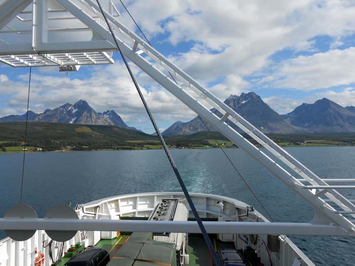 wir nähern uns Tromsø von Osten; Blick von Breivikeide auf die Lyngenalpen