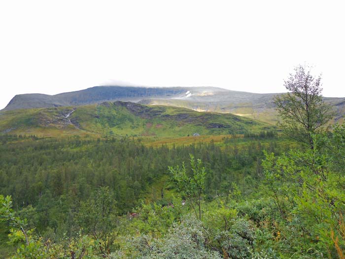 nach längerer, flacher Talwanderung stehen wir vor dem Berg, den wir von rechts über den SO-Kamm besteigen wollen; der Gipfelaufbau steckt noch in dichtem Nebel