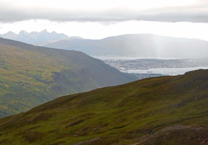 der Aufstieg zum Salensattel erinnert an die sanfteren Teile unserer Niederen Tauern; hinten links die Blåmannkette auf der Insel Kvaløya