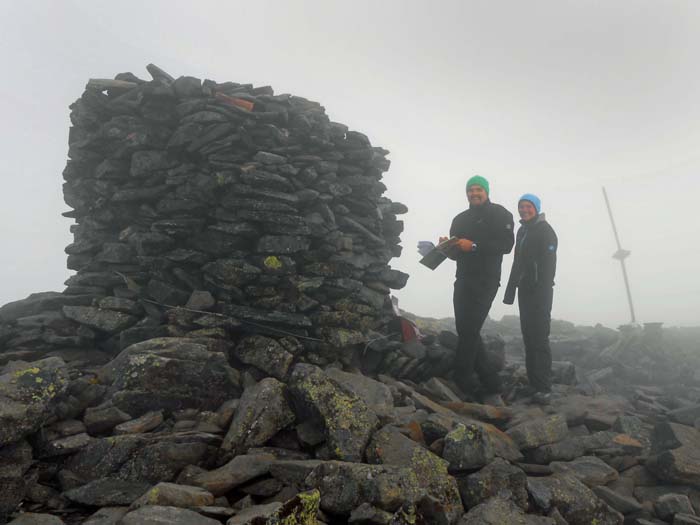 Hedi und Peter am Gipfelsteinmann; mit dem legendären Lyngenalpenblick wird's leider nichts