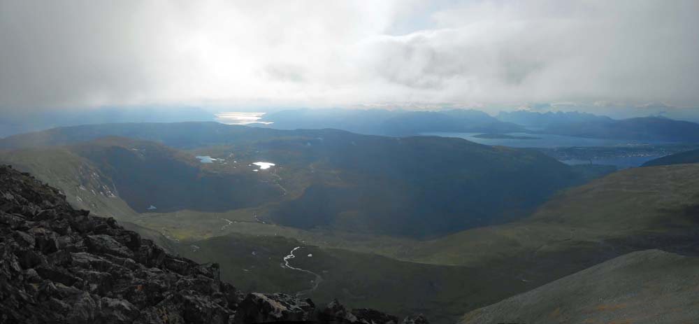 beim Abstieg schlüpfen wir dann doch noch aus der Nebeldecke; der Straumsfjord im W glänzt schon in der Sonne