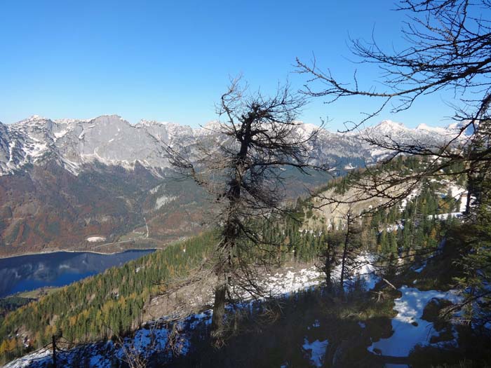 wir haben den langen Westkamm des Türkenkogel erreicht; über dem Grundlsee das Tote Gebirge, auf gleicher Höhe rechts der Grasberg