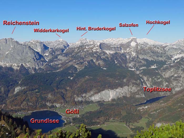 Gipfelblick nach N aufs Tote Gebirge, auf der Hochfläche versteckt hinten links das Albert-Appel-Haus, rechts die Pühringerhütte 