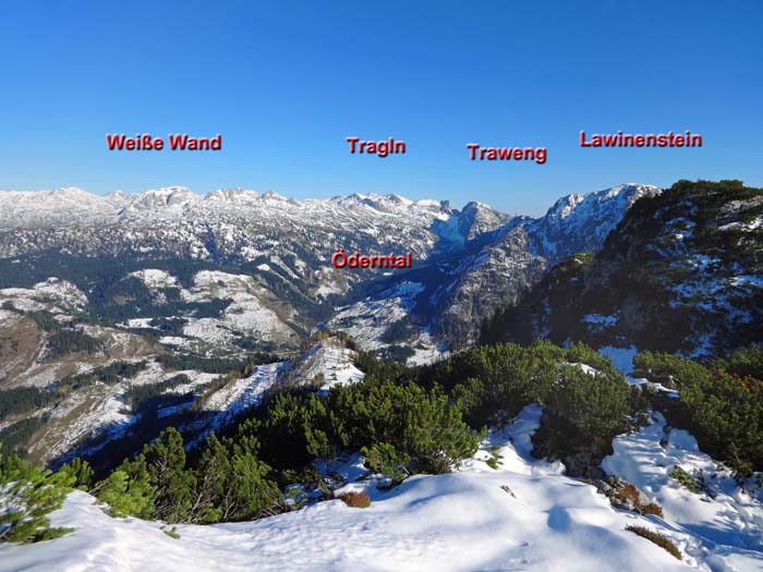 im O sucht sich das kundige Auge die Geisterwaldabfahrt, eine der schönsten Schitouren im Toten Gebirge: von den Tragln schräg rechts hinunter zur Traweng Nordwand und weiter ins Öderntal hinab