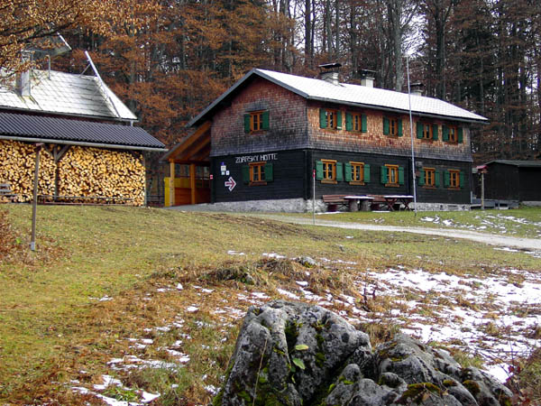 bei der Zdarskyhütte, benannt nach dem niederösterreichischen Erfinder des Schilaufs, verbreitert sich der Kamm immer mehr zum Almplateau