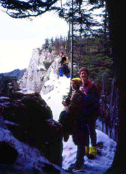 jenseits des Traisenbergsattels wird das Gelände unwegsam und wild; hier eine Aufnahme aus dem Jahre 1986, als Erich die Überschreitung der Stieglmauer seinen ahnungslosen Musikerkollegen noch als Langlauftour verkaufte ...