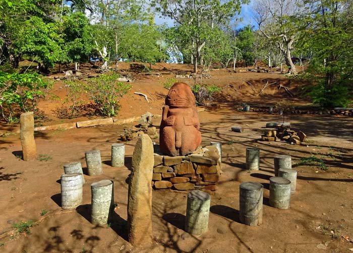 das Arboretum ist eine Sammlung verschiedener Gehölze aus aller Welt, aus der Erkenntnisse über die Tauglichkeit einer systematischen Pflanzung auf der Insel gewonnen werden - Tikis und Opfersteine sollen den Erfolg gewährleisten