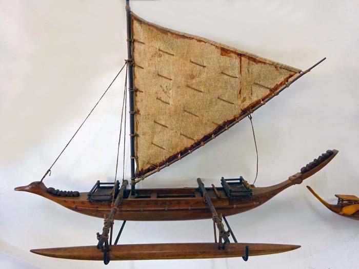 ... findet man interessante Artefakte wie Nachbildungen alter Segelboote, mit denen die Ureinwohner Tausende von Kilometer auf dem offenen Ozean zurücklegten