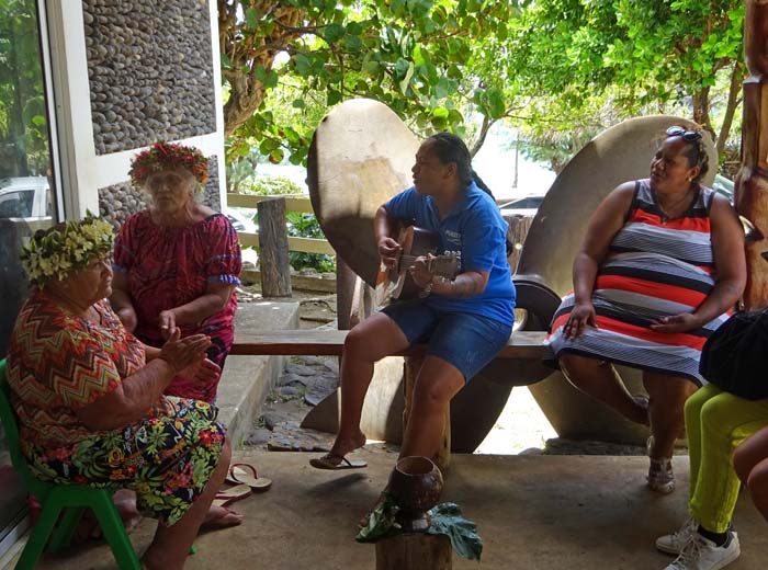 auch in Hane findet sich ein Museum - mit musizierenden Einheimischen, ein typisches Bild für die Marquesas