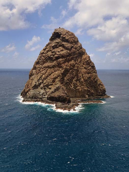 der folgenden Landspitze ist das 163 m hohe Inselchen Motu Hane vorgelagert
