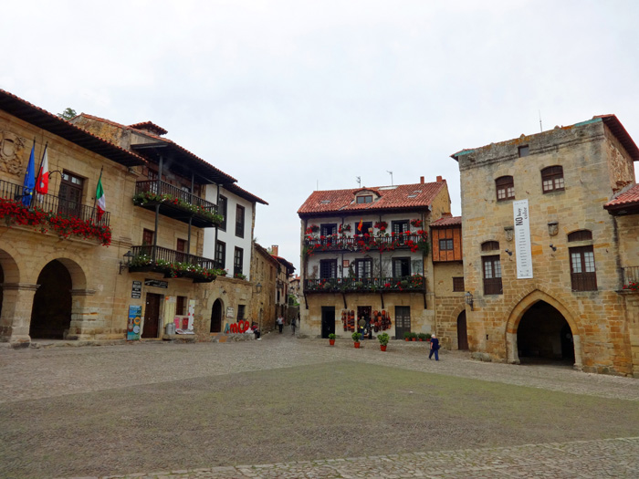 über Santander gelangen wir nach Santillana del Mar, dessen geschlossenes Ortsbild aus dem 15. bis 18. Jahrhundert weitgehend erhalten geblieben ist; hier die Plaza Mayor