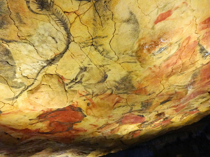die 1879 entdeckten Malereien und Zeichnungen an der Höhlendecke ...
