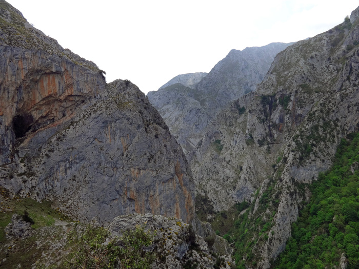 ... und um ausgesetzte Ecken hinaus auf den Balcón de Pilatos; Rückblick in die Schlucht