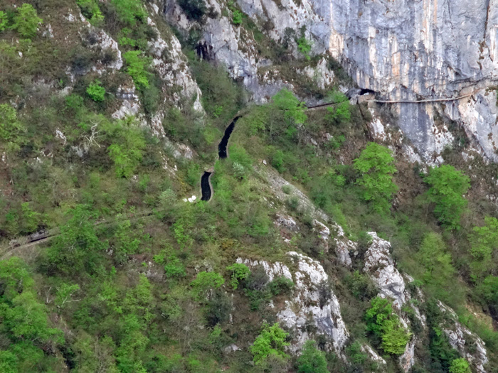 mit dem Tele ist in der gegenüber liegenden Schluchtflanke (Sierra de Beges) ein abenteuerlicher Bewässerungskanal auszumachen