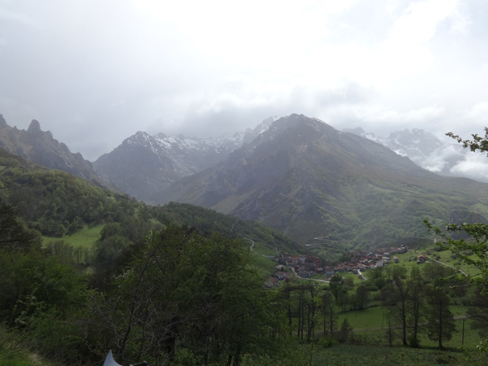 Sotres am Fuß der zentralen Picos, die immer noch düster aus der Waschküche blicken