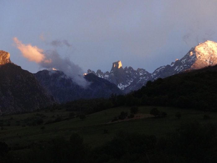 ... auswärts besser bekannt als Naranjo de Bulnes, ...