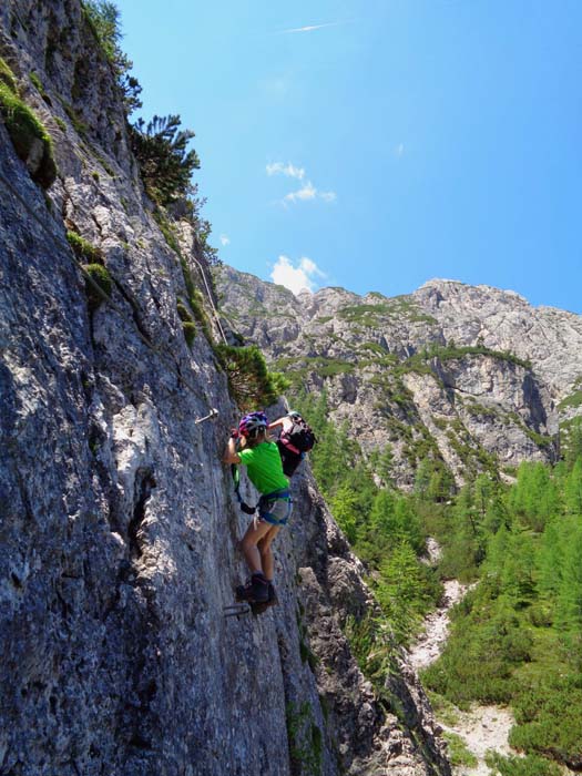 ... um aber bald wieder über eine steile, plattige Traverse zum Wasser zurückzukehren