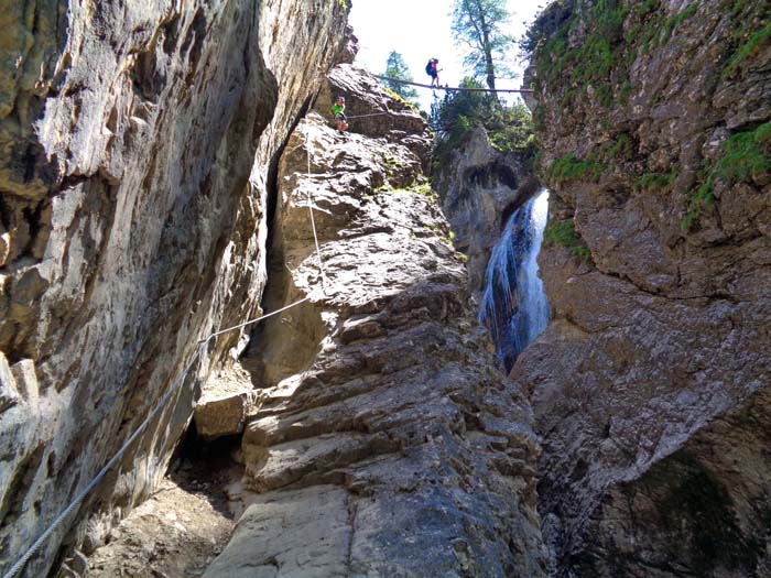 ... erreichen wir das Ende der Schlucht; Ulli bereits auf der vierten Brücke