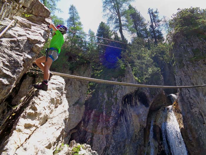 Ronja schwingt sich auf die Brücke