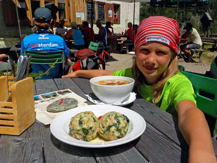 bei Nudelsuppe mit Würstel und Spinatknödeln feiert sie ihren ersten völlig selbständig begangenen Klettersteig