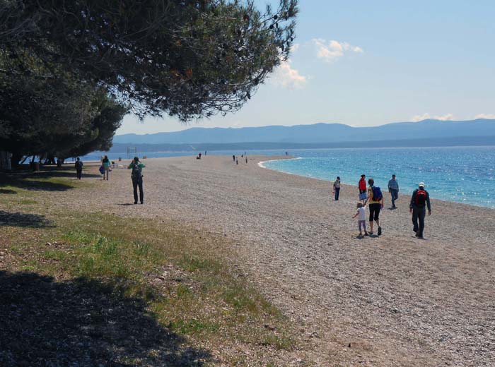 Zlatni rat, das Goldene Horn, gilt als der berühmteste Strand Kroatiens; 600 m weit streckt sich die schmale Feinkiesbank hinüber Richtung Nachbarinsel Hvar