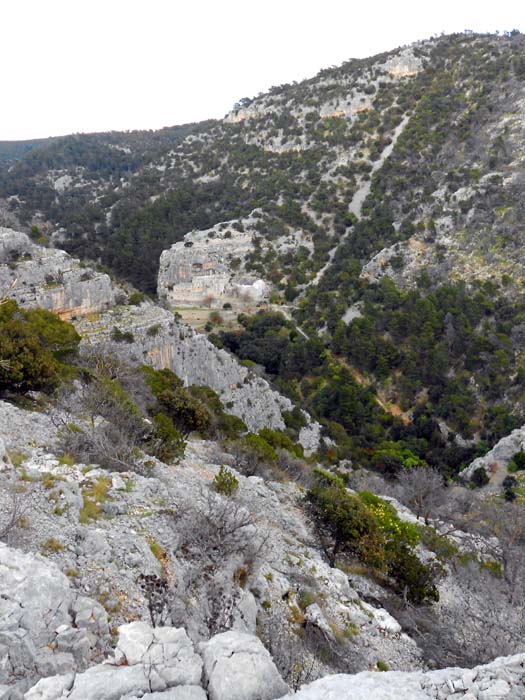 in der kargen Einsamkeit eines entlegenen Grabens über der Südküste verschmilzt das Kloster Blaca ganz mit der rauen Landschaft