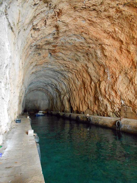 es gibt circa ein Dutzend Anlagen dieser Art in der dalmatinischen Inselwelt, etwa auf den Inseln Vis (s. Archiv Bergsteigen), Lastovo, Dugi otok oder bei Šibenik 