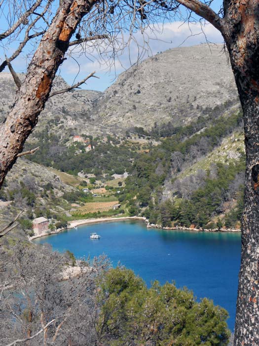 hinter dem nächsten Rücken die Smrkabucht - vielleicht die schönste an der Südküste von Brač