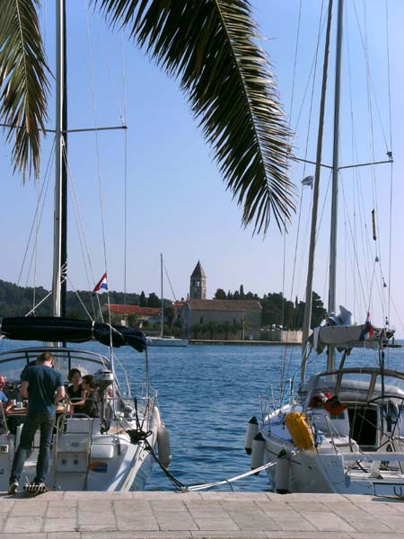 ... öffnen sich auf die palmenbestandene Uferpromenade